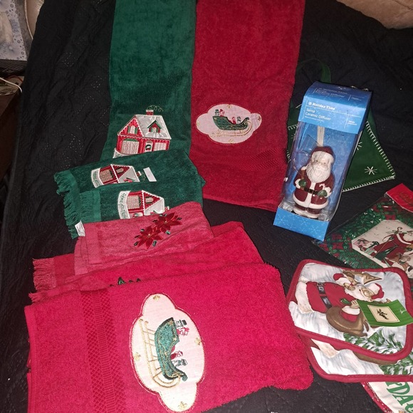 NEW WITH TAGS - Holiday Christmas Kitchen & bathroom Towels Santa Diffuser - Picture 7 of 8